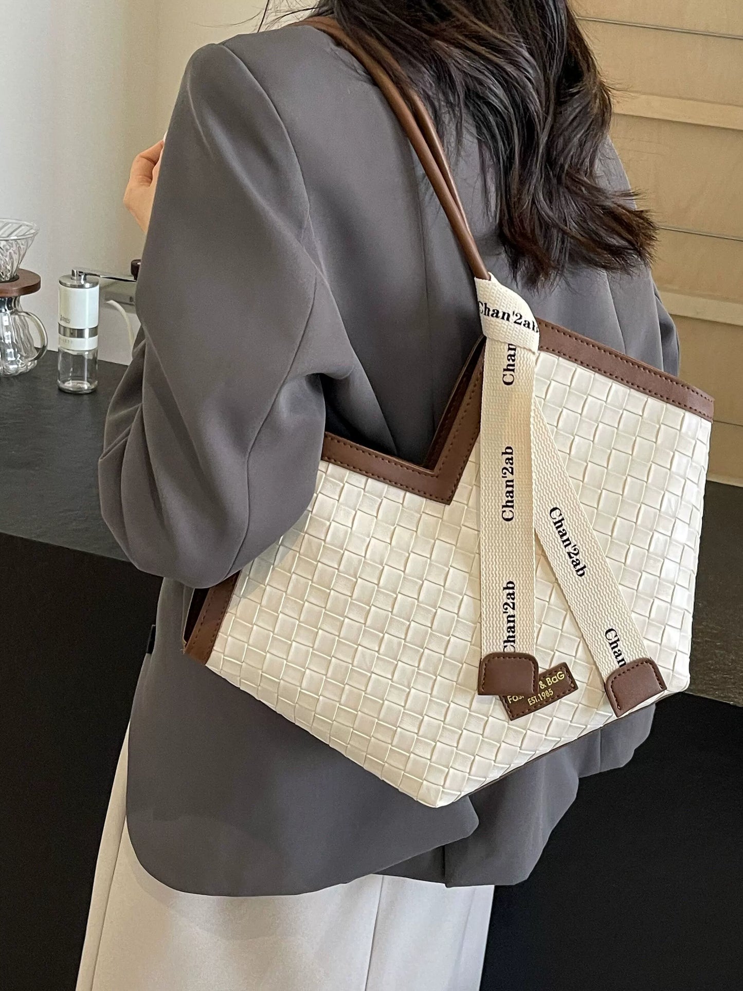 Fancy Western Style Large Capacity Bag Female 2024 New Arrival Autumn Springtide Flow Woven Shoulder Bag Commuter Tote