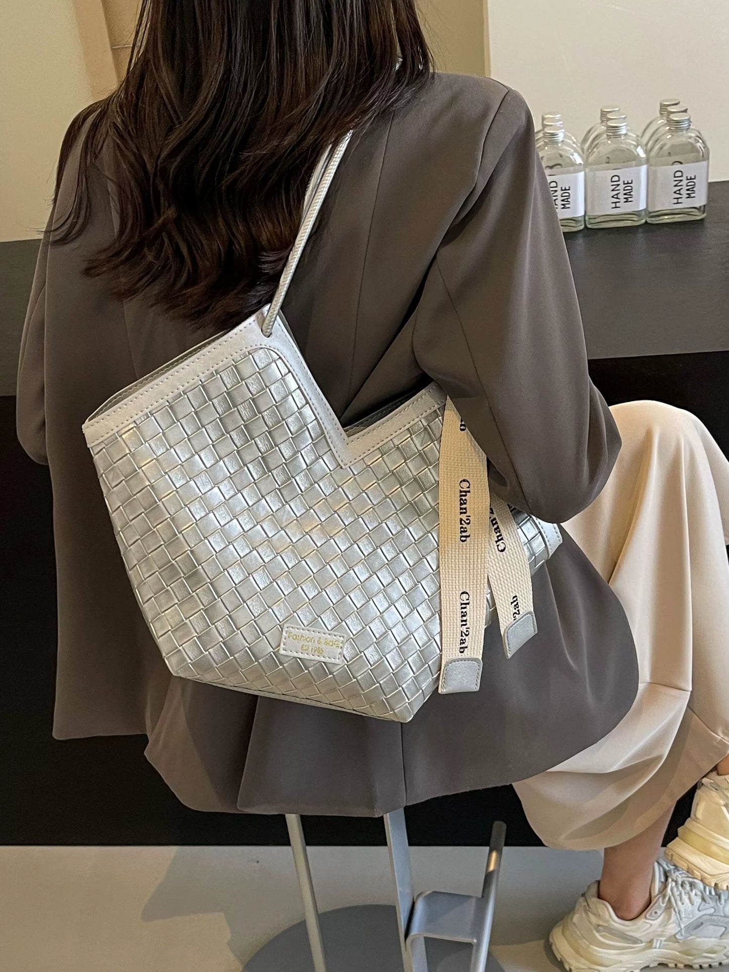 Fancy Western Style Large Capacity Bag Female 2024 New Arrival Autumn Springtide Flow Woven Shoulder Bag Commuter Tote