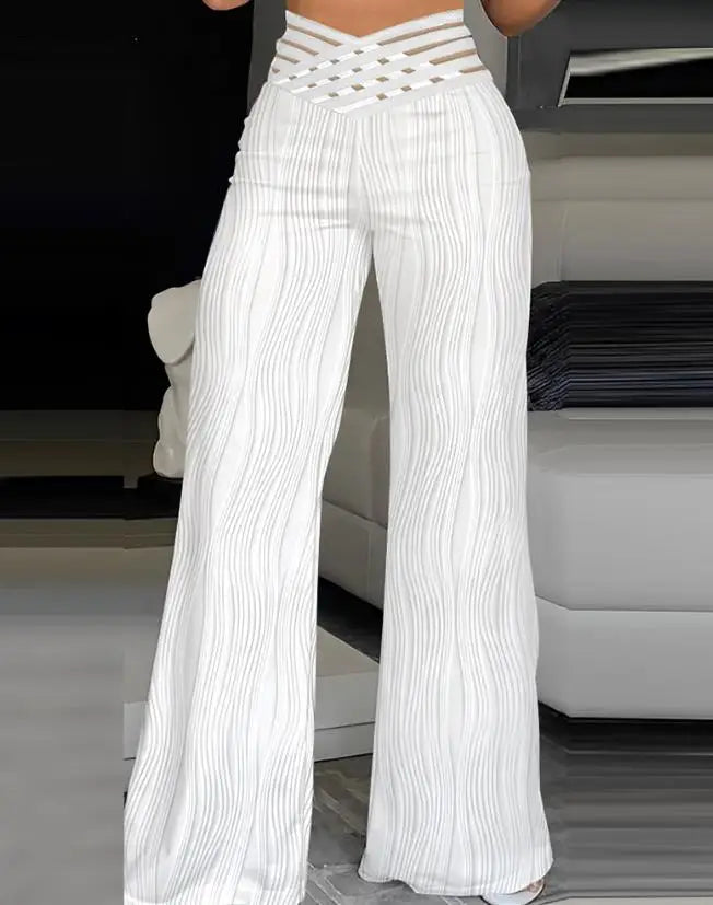 Calça feminina de fibra sintética com modelagem flare, cintura alta e detalhes em tiras na cintura.