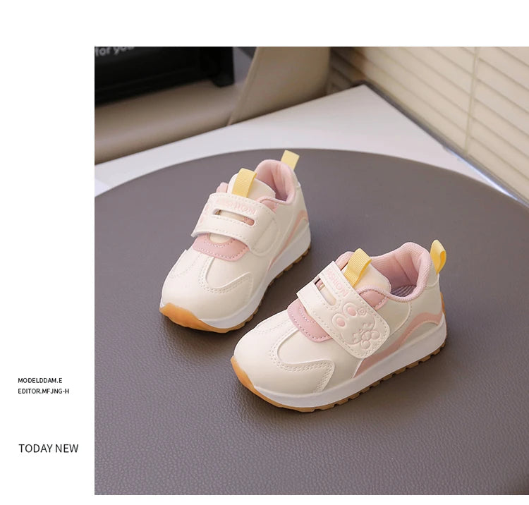 Baby walking shoes with leather surface for autumn and winter, new baby soft soled breathable sports shoes for boys and girls