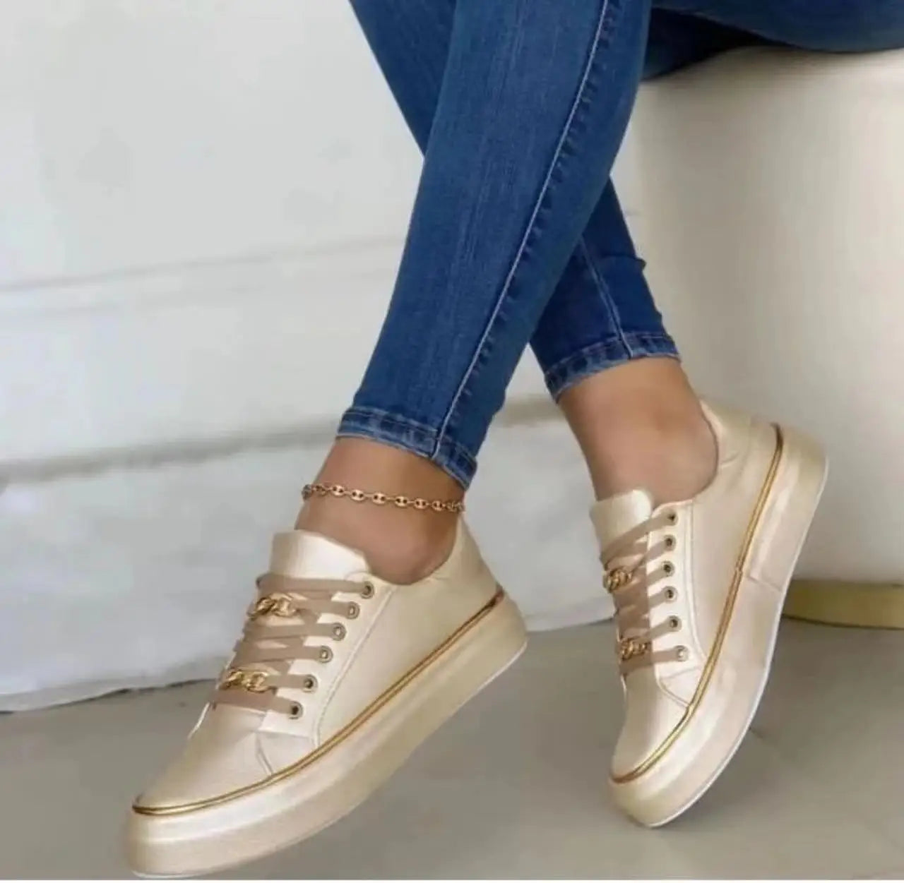Women Comfortable Lace-up Vulcanized Shoes Low-top Round Toe Casual Shoes Thick Bottom Chain Shoes Lace-up Walking Shoe 2024