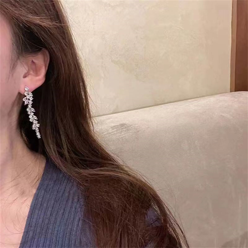 2023 New Sliver Maple Leaf Zircon Tassel Long Earrings For Women Shiny Crystal Wedding Statement Drop Earring Party Jewelry Gift