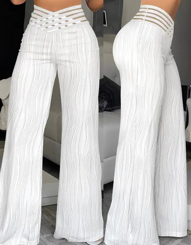 Calça feminina de fibra sintética com modelagem flare, cintura alta e detalhes em tiras na cintura.
