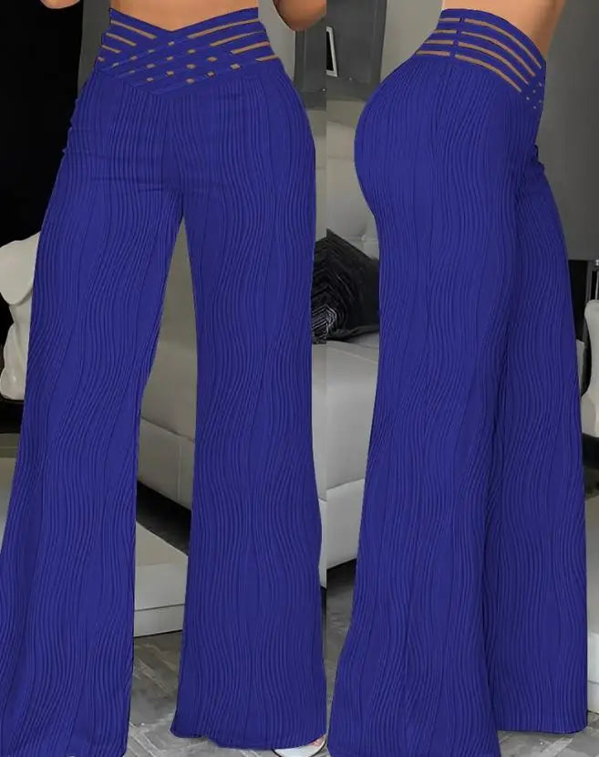 Calça feminina de fibra sintética com modelagem flare, cintura alta e detalhes em tiras na cintura.