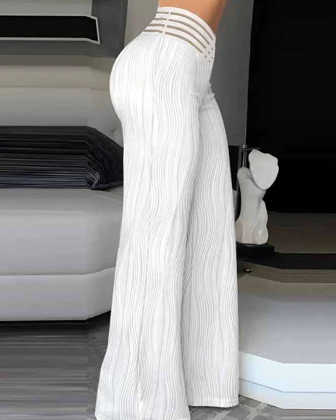Calça feminina de fibra sintética com modelagem flare, cintura alta e detalhes em tiras na cintura.