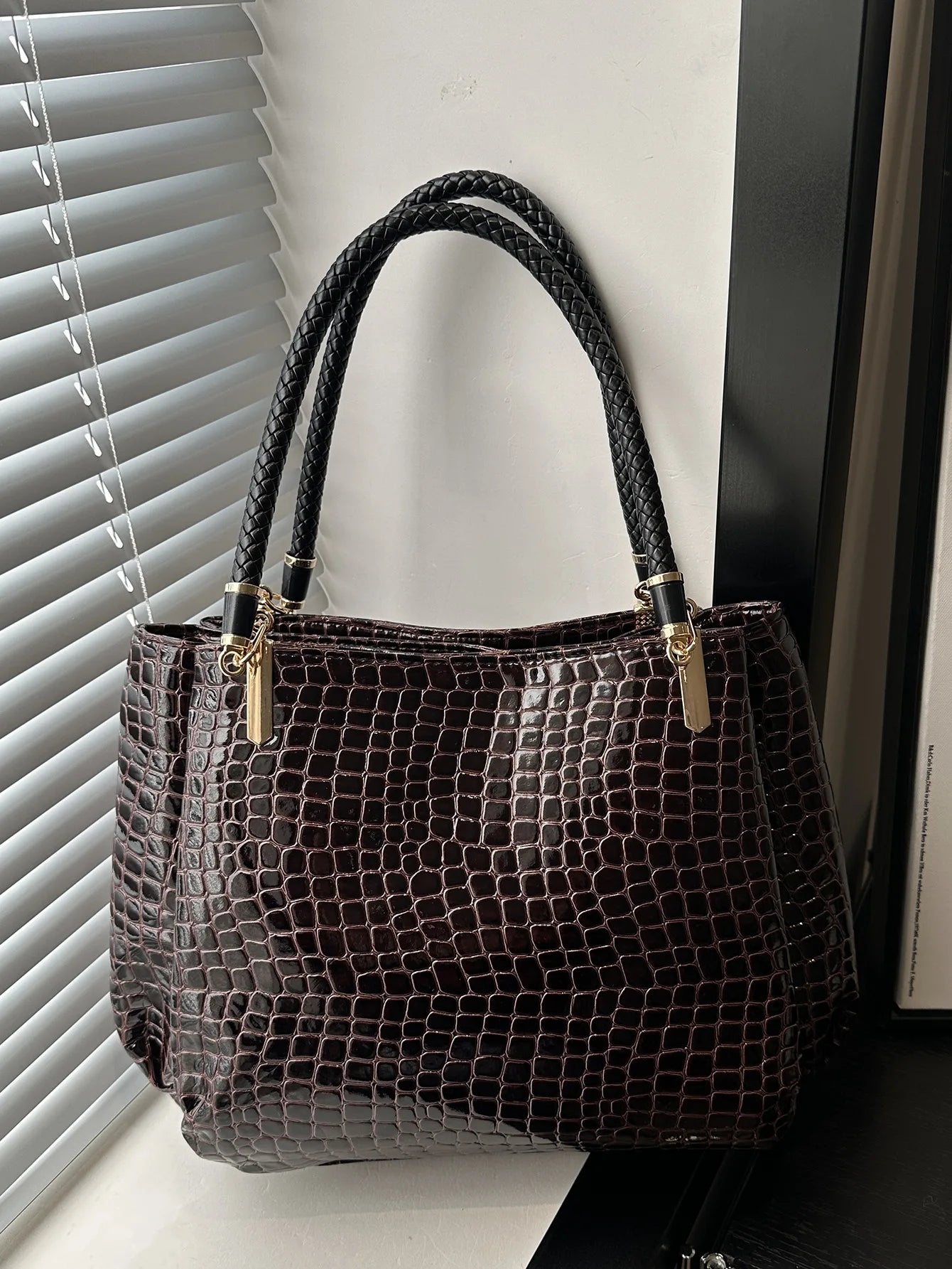 Classic Stone Texture Top-Handle Bag with Crocodile Print Elegant Shoulder Bag for Sophisticated Women in Europe and America