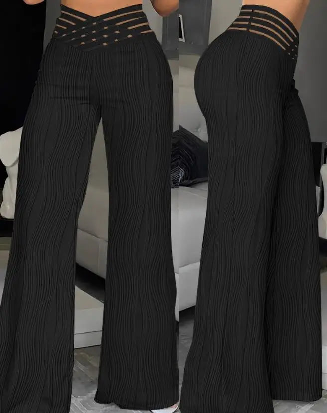 Calça feminina de fibra sintética com modelagem flare, cintura alta e detalhes em tiras na cintura.