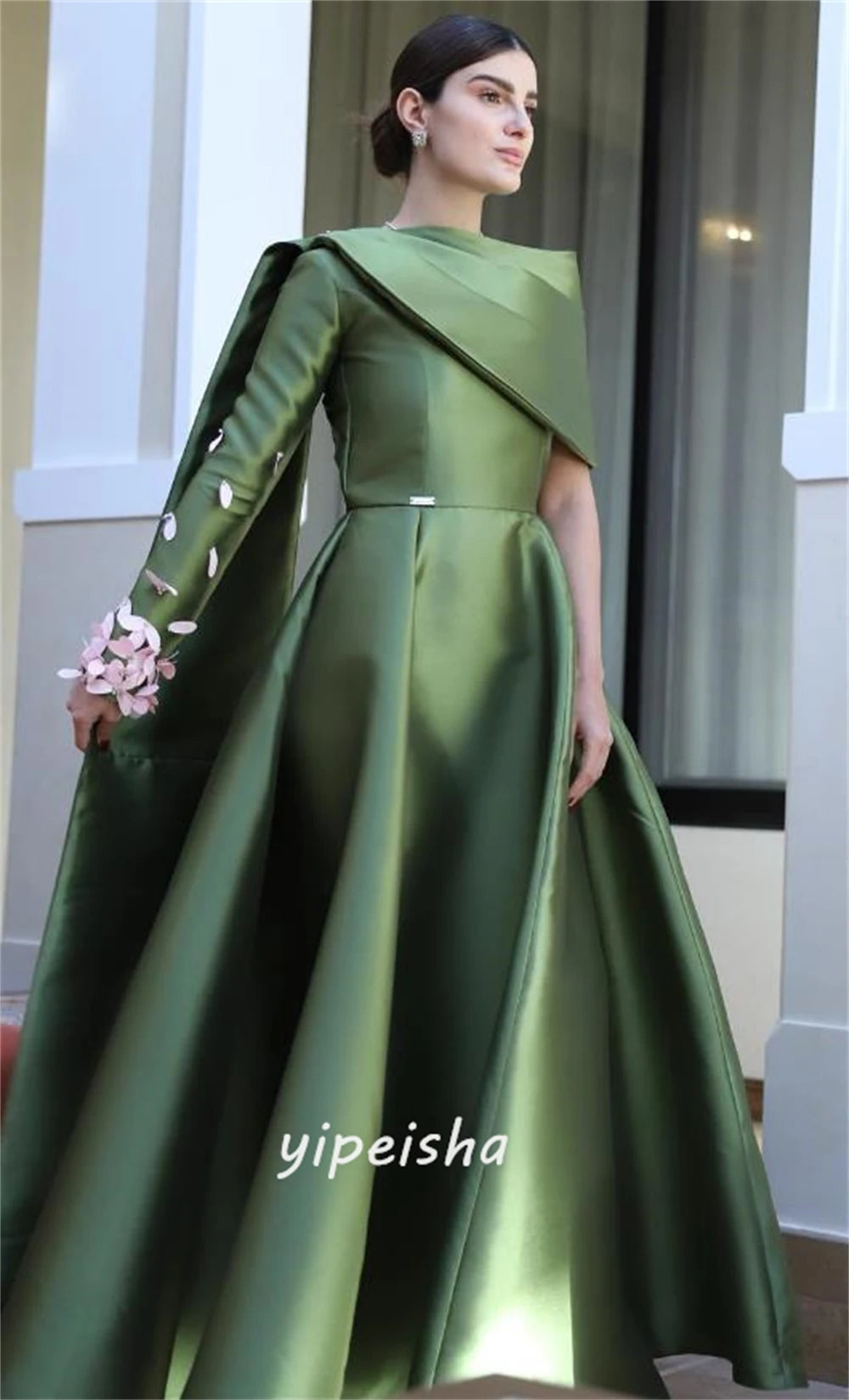 Customized Exquisite Modern Style High Collar Ball Gown Appliquess Bespoke Occasion Evening Gowns
