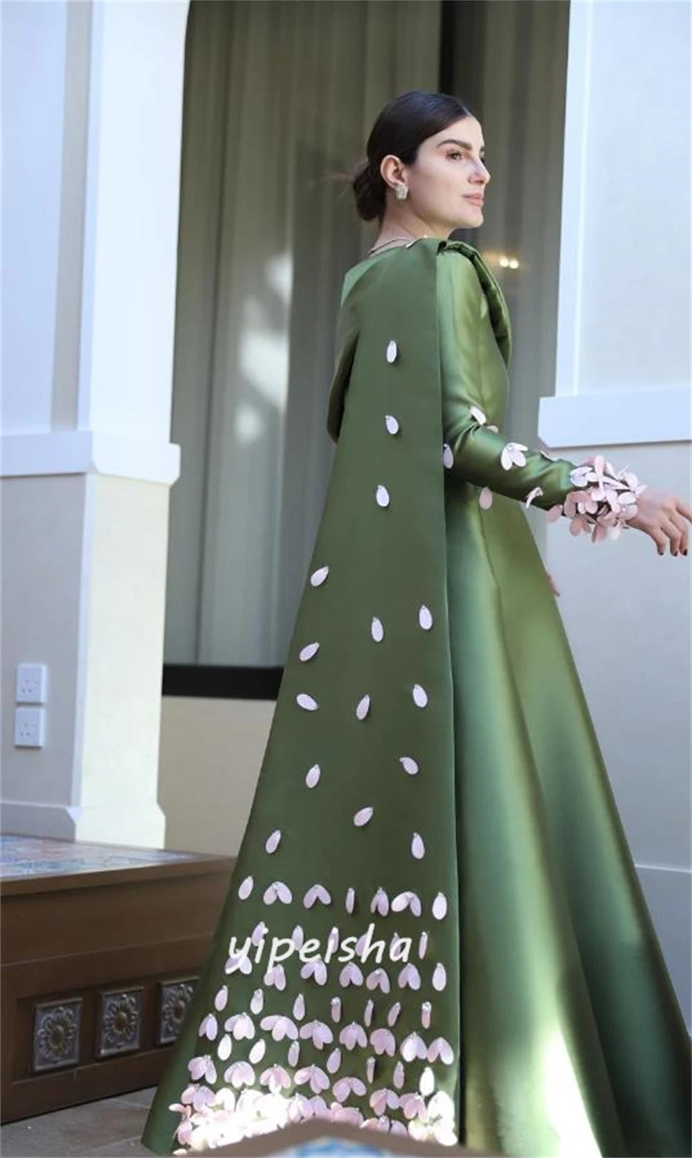 Customized Exquisite Modern Style High Collar Ball Gown Appliquess Bespoke Occasion Evening Gowns