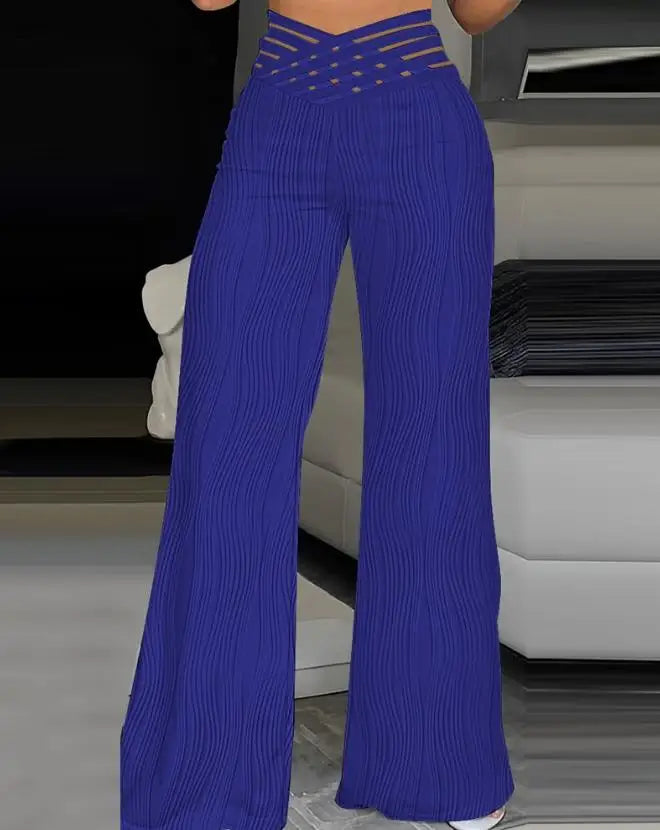 Calça feminina de fibra sintética com modelagem flare, cintura alta e detalhes em tiras na cintura.