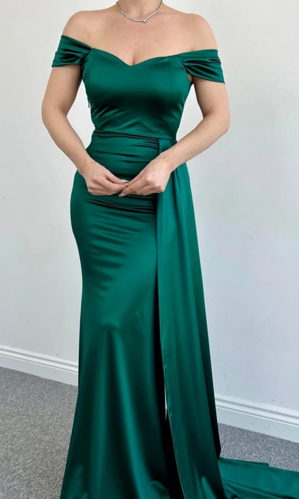 Emerald Green V-Neck Bridesmaid Dresses off the Shoulder Satin Mermaid Side Long Ribbon Trailing Skirt Slim Fit 2025 Customized