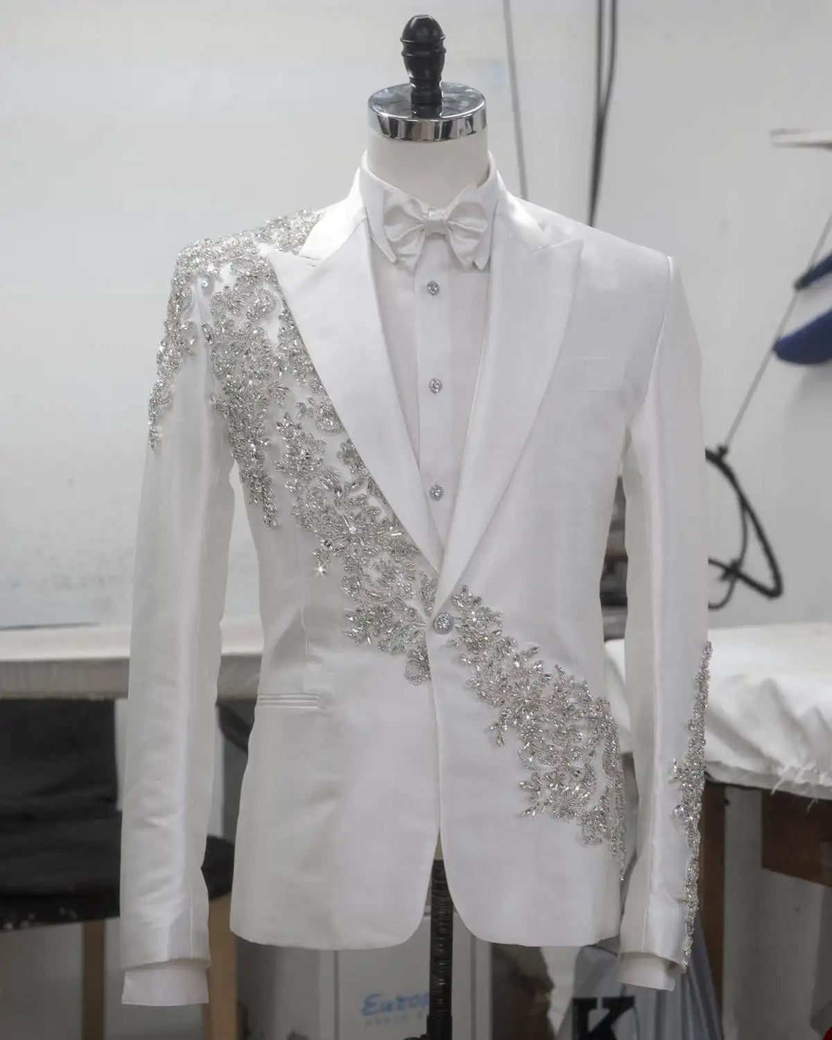 Modern Men's Suits Tailored Appliques Crystals 1-Piece Blazer Peaked Lapel Formal Occasions Party Customized Plus Size Tuxedo