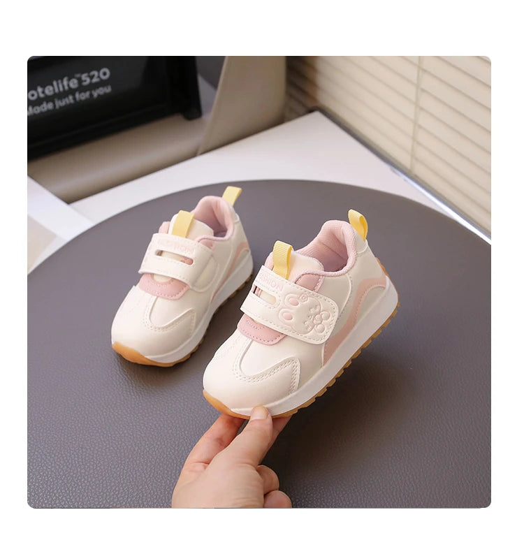 Baby walking shoes with leather surface for autumn and winter, new baby soft soled breathable sports shoes for boys and girls