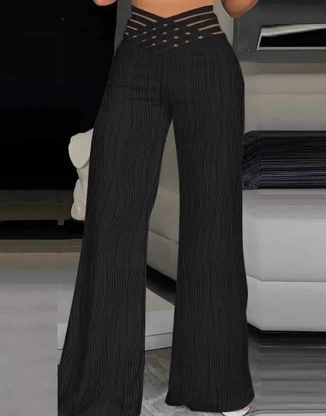 Calça feminina de fibra sintética com modelagem flare, cintura alta e detalhes em tiras na cintura.