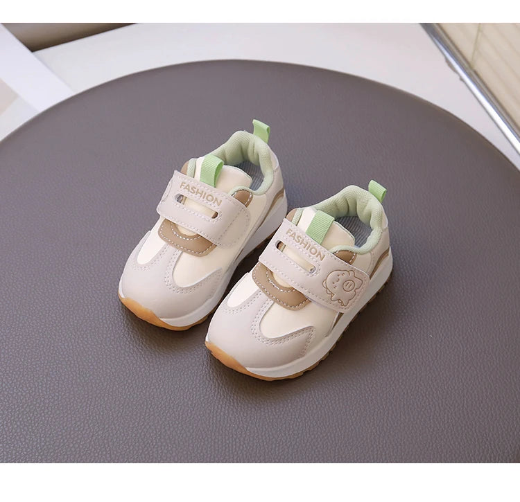 Baby walking shoes with leather surface for autumn and winter, new baby soft soled breathable sports shoes for boys and girls