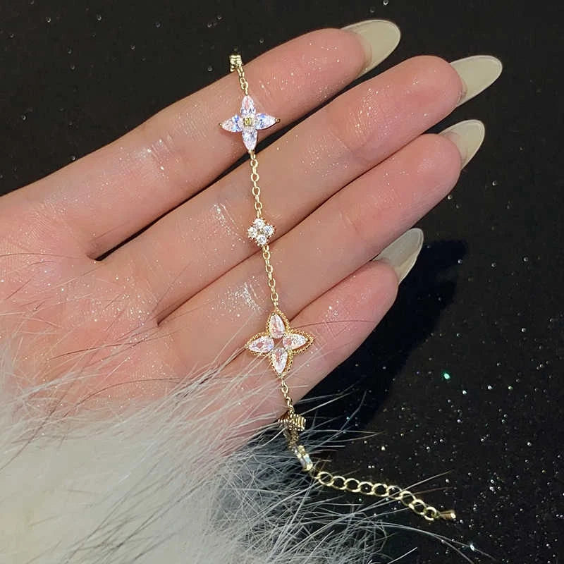 Personalized Fashion Crystal Flower Bracelet for Women Stainless Steel Korean Bracelet High Quality Jewelry Accessories Gift