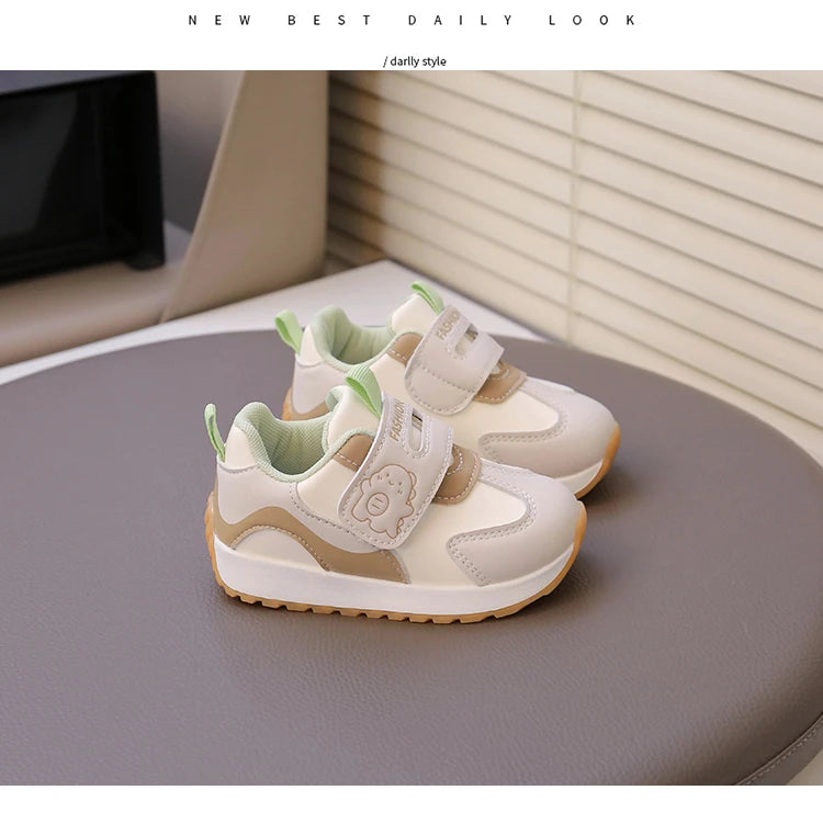 Baby walking shoes with leather surface for autumn and winter, new baby soft soled breathable sports shoes for boys and girls