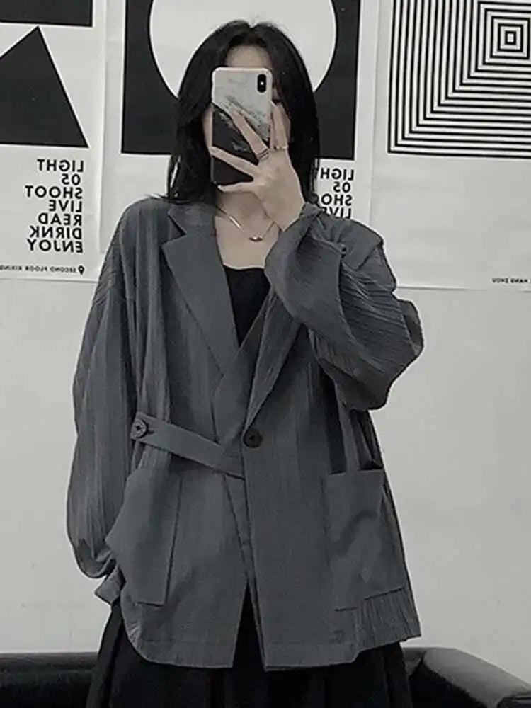 EAM Gray Spliced Pleated Personality Blazer Women New Lapel Long Sleeve Loose Fit Jacket Fashion Tide Spring Autumn 2025 30A1252