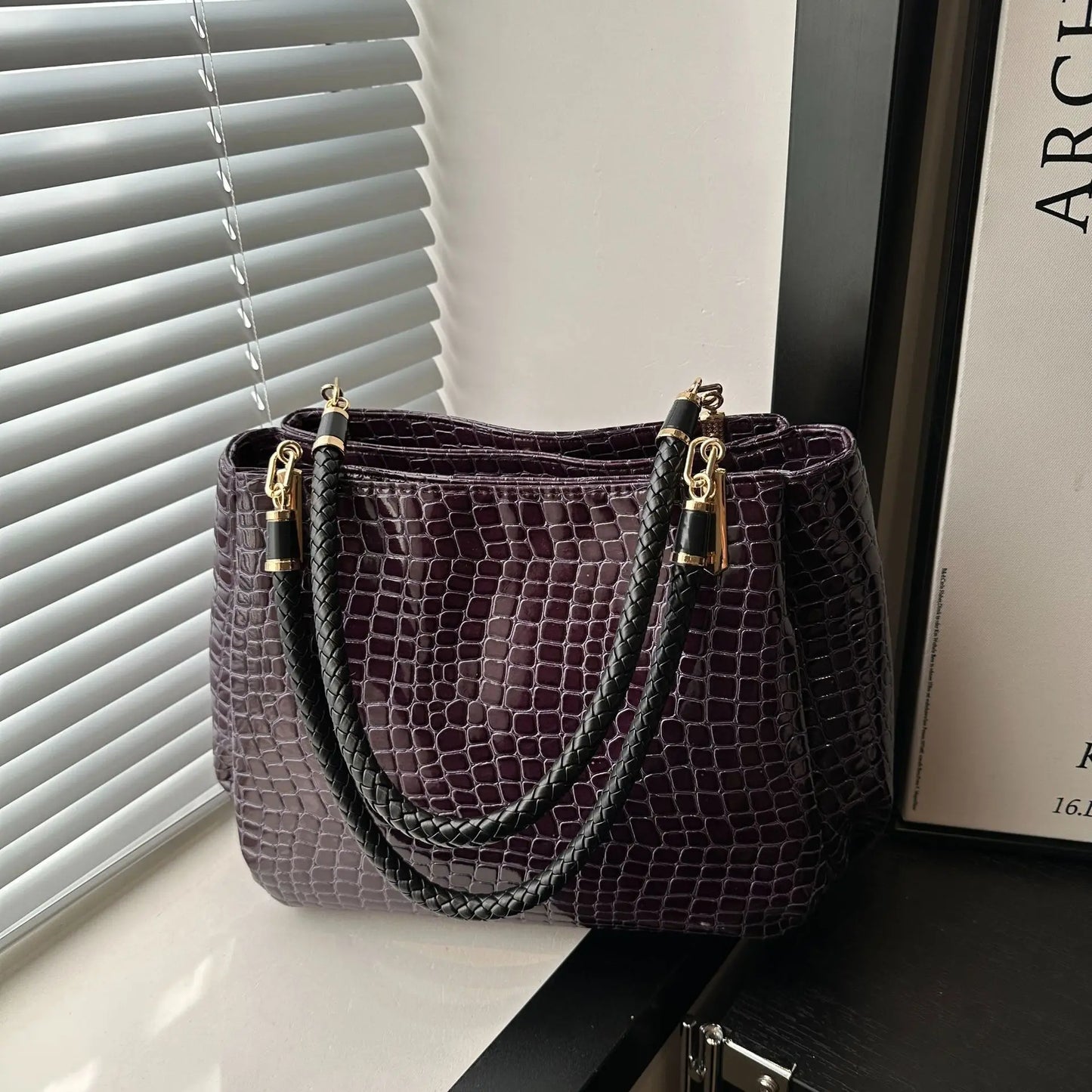 Classic Stone Texture Top-Handle Bag with Crocodile Print Elegant Shoulder Bag for Sophisticated Women in Europe and America