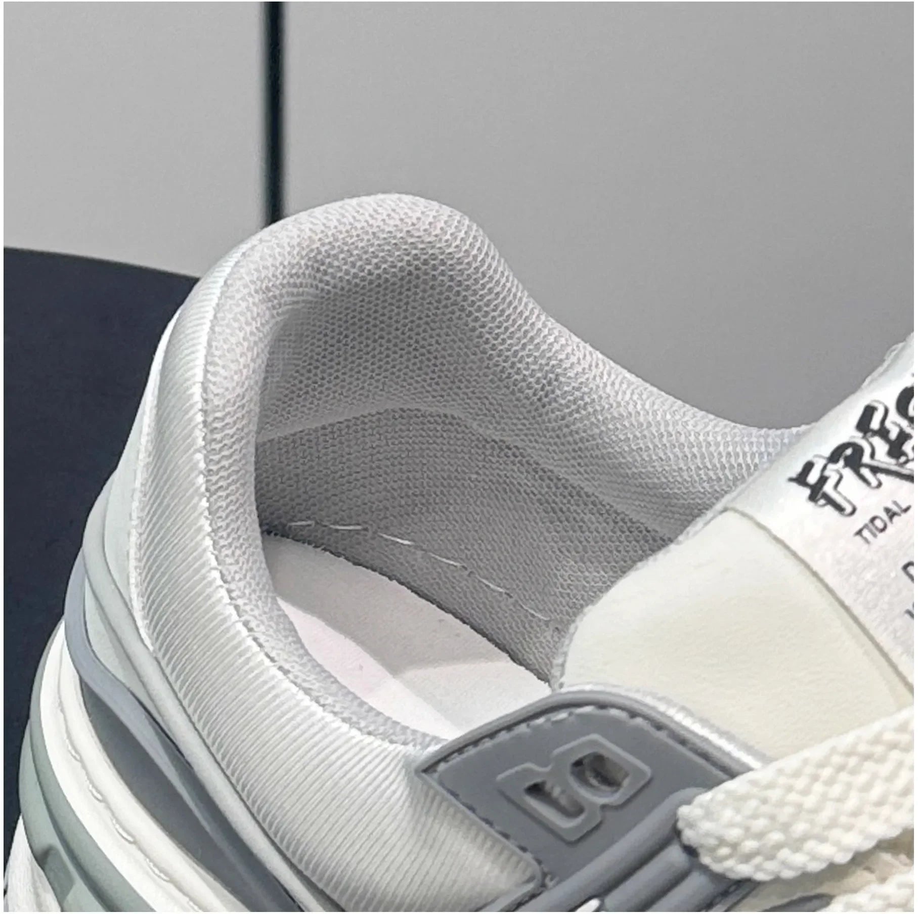 Classic Ultra-light Soft Bottom Outdoor Casual Shoes Comfortable Running Traveling Hiking Mountain Climbing Shoes round Toe Rubb