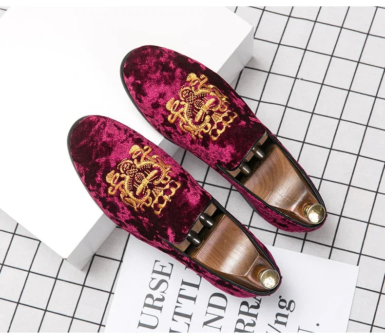 2025 Wedding Dress Shoes Casual Men Loafers New Big Size Lazy Peas shoes Embroidery Moccasins Shoes Suede Leather shoes Zapatos