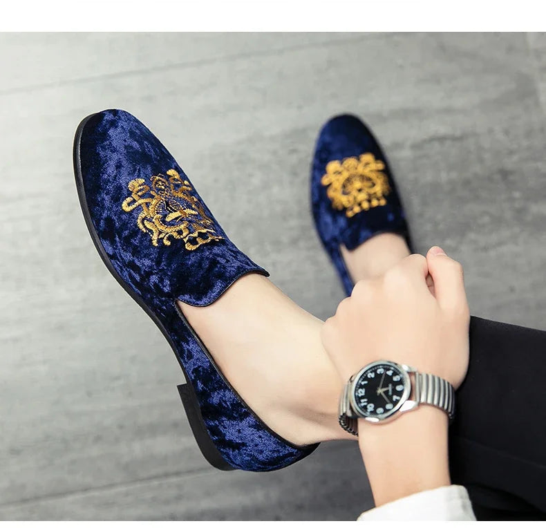 2025 Wedding Dress Shoes Casual Men Loafers New Big Size Lazy Peas shoes Embroidery Moccasins Shoes Suede Leather shoes Zapatos