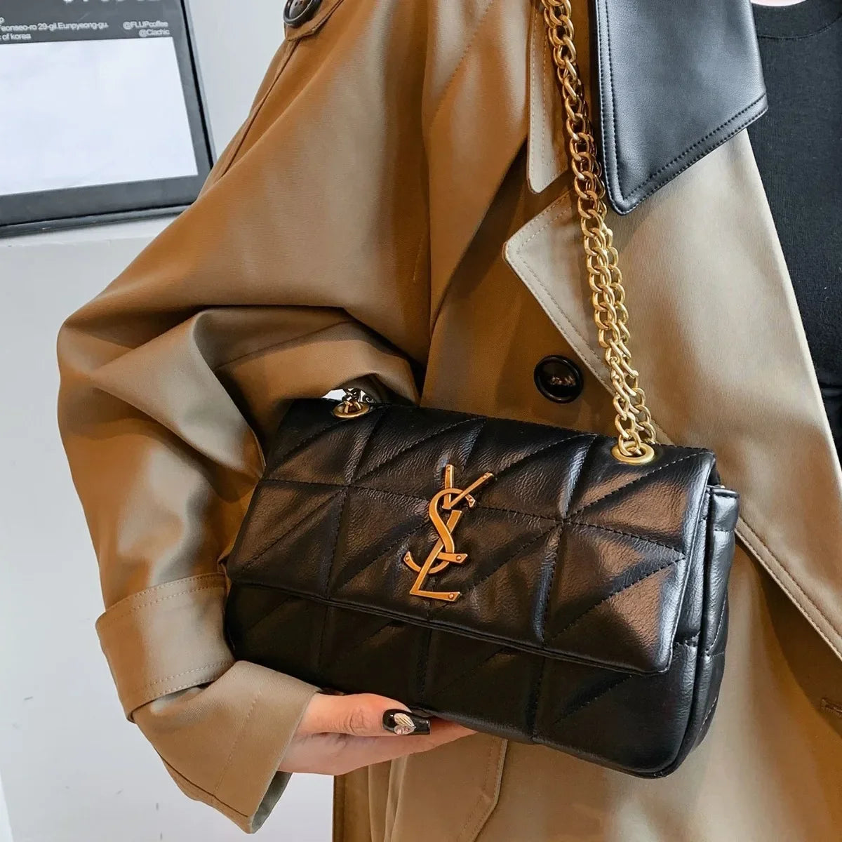 New style small Chanel-style diamond chain shoulder bag, trendy and versatile, spacious and luxurious embroidery line bag